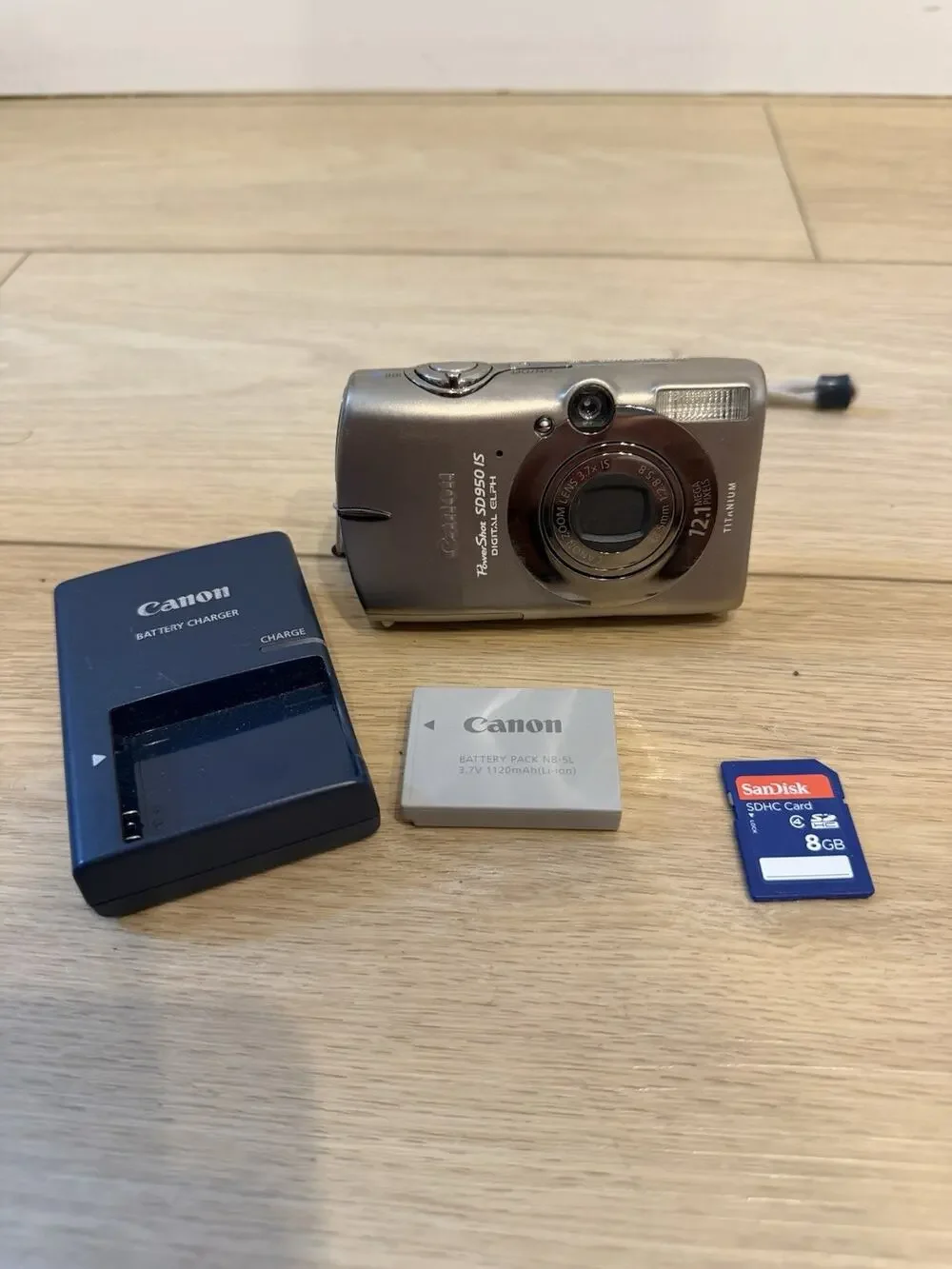 Canon PowerShot SD950 IS Digital ELPH 12.1MP Titanium 3.7x Zoom + Charger